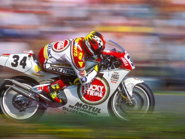 Kevin Schwantz juga identik dengan warna kuning