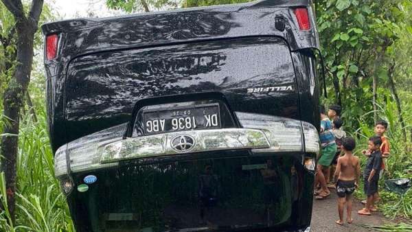 Mobil yang ditumpangi Mantan Walikota