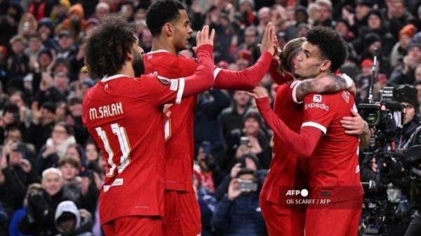 Pemain Liverpool, Luis Diaz (kanan) merayakan bersama rekan satu timnya setelah mencetak gol melawan LASK di Anfield pada 30 November 2023.
