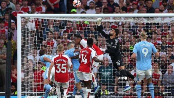 Kiper Arsenal Spanyol #22 David Raya (2kanan) meninju bola dengan jelas selama pertandingan sepak bola Liga Premier Inggris antara Arsenal dan Manchester City di stadion The Emirates di London pada 8 Oktober 2023.