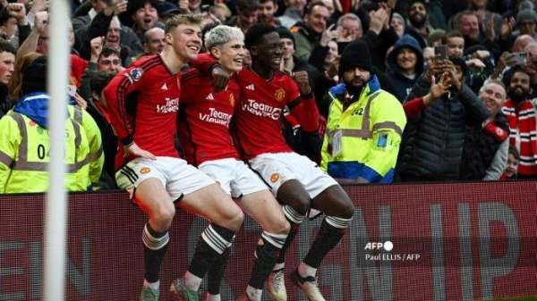 Gelandang Manchester United Argentina #17 Alejandro Garnacho (tengah) merayakan setelah mencetak gol kedua berkumpul bersama striker Manchester United Denmark #11 Rasmus Hojlund (kiri) dan gelandang Inggris Manchester United #37 Kobbie Mainoo selama pertandingan sepak bola Liga Utama Inggris antara Manchester United dan West Ham United di Old Trafford di Manchester, barat laut Inggris, pada 4 Februari 2024. Paul ELLIS / AFP