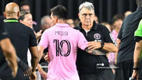 Penyerang Inter Miami Lionel Messi memeluk pelatihnya Gerardo Martino pada akhir pertandingan sepak bola Grup J Piala Liga melawan Atlanta United FC di Stadion DRV PNK, pada 25 Juli 2023.