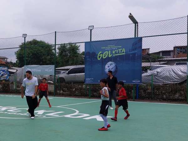 Gelandang Persib Bandung Marc Klok saat bermain di exshibition game melawwan pemain timnas Indonesia Ricky Kambuaya dalam peresmian lapangan RPTRA Cipinang Besar Utara, Jakarta Timur, Minggu (18/2/2024).