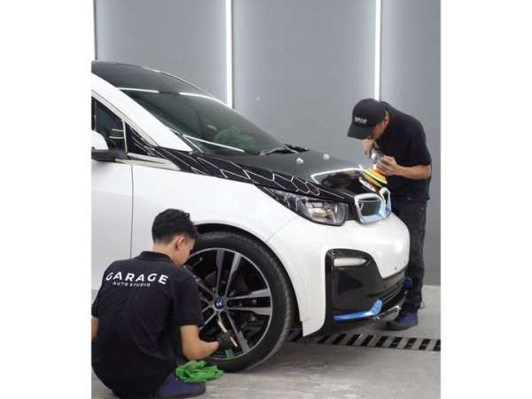 Garage Auto Studio yang menyediakan PPF dengan teknologi UV yang lebih tahan lama dan kuat daripada PPF biasa.