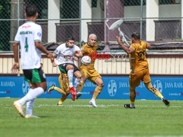 Esteban Vizcarra (kiri) sedang berduel dengan Radja Nainggolan (kanan) dalam laga pekan ke-25 Liga 1 2023 antara Bhayangkara FC versus PSS Sleman di Stadion PTIK, Blok M, Jakarta, Kamis (22/2/2024).
