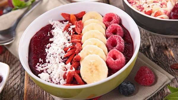 Smoothie buah juga dapat menjadi alternatif lain minuman yang meningkatkan imun tubuh jika kamu kurang suka jus dan minuman racikan.