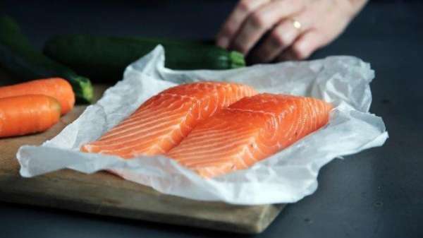 Ikan Salmon adalah sumber asam lemak omega-3 yang sangat baik dan bisa membantu mengurangi peradangan pada tubuh.