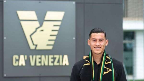 Jay Idzes menggunakan scarf Venezia saat sesi perkenalan.