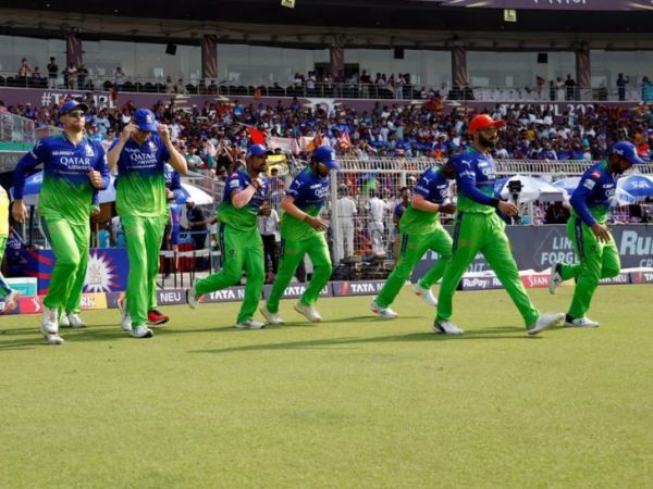 The Bangalore team came wearing green jersey. Under the initiative of 'Go Green', the team is seen playing one match in green jersey every year.