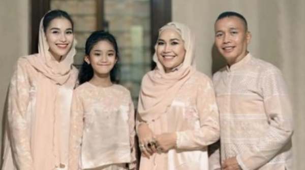 Ayu Ting Ting pakai baju kurung. (Instagram/@ayutingting92)