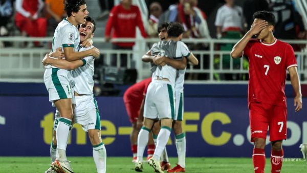 Iraq's players celebrate after winning the U23 AFC Qatar 2024 Asian Cup third-place match against Indonesia at Abdullah Bin Khalifa Stadium in Doha on May 2, 2024. (Photo by KARIM JAAFAR / AFP)