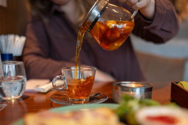 Teh Ditambah Sedikit Garam, Rasanya Lebih Enak dan Ada 5 Manfaat Sehat Ini