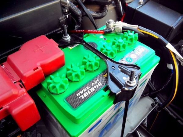 Pengikat aki sebaiknya jangan hilang agar aki mobil tidak menerima guncangan berlebih