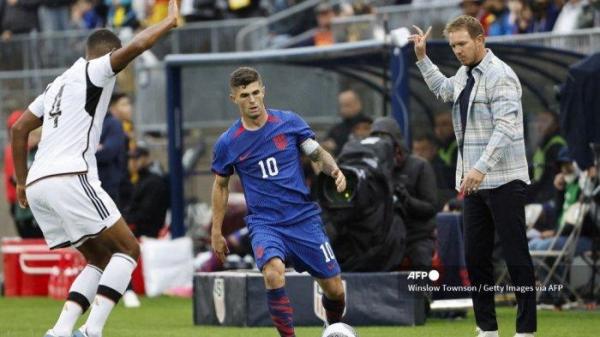 HARTFORD, CT - 14 OKTOBER: Pelatih Jerman, Julian Nagelsmann memberi isyarat kepada pemainnya agar mengambil bola dari kaki winger Amerika Serikat #10 Christian Pulisic selama pertandingan Persahabatandi Rentschler Field di Hartford, Connecticut.(Foto Oleh Winslow Townson/Getty Images)