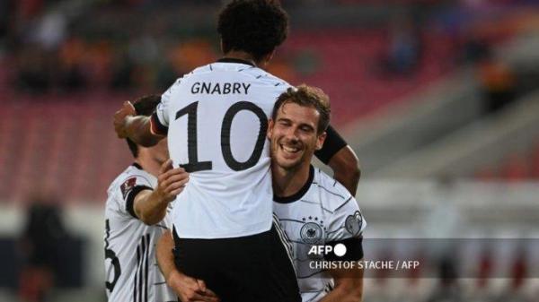 Gelandang Jerman Serge Gnabry (tengah) merayakan dengan pemain depan Jerman Jonas Hofmann (kiri) dan pemain tengah Jerman Leon Goretzka mencetak gol pada pertandingan sepak bola Grup J kualifikasi Piala Dunia Qatar 2022 antara Jerman dan Armenia, di Stuttgart, pada 5 September, 2021.