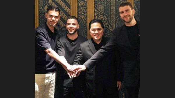 Ketua Umum PSSI, Erick Thohir berfoto dengan Maarten Paes, Calvin Verdonk, dan Jens Raven.
