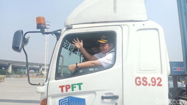 Sri Mulyani Cek Tumpukan ke Tanjung Priok hingga Naik ke Truk Kontainer