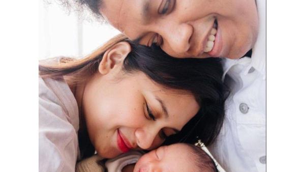 Indah Permatasari mengunggah foto kebersamaan keluarga kecil mereka.