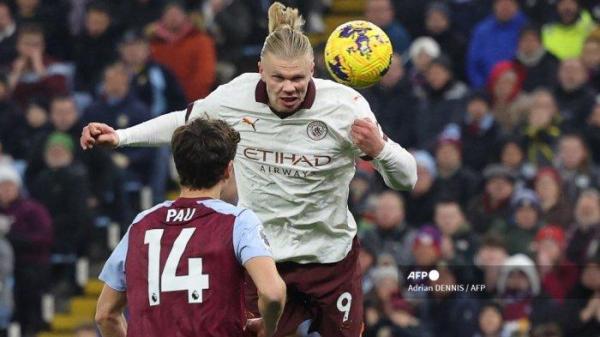 Striker Manchester City Erling Haaland (tengah) sundulannya diselamatkan oleh kiper Aston Villa asal Argentina #01 Emiliano Martinez selama pertandingan sepak bola Liga Premier Inggris antara Aston Villa dan Manchester City di Villa Park di Birmingham, Inggris tengah pada 6 Desember 2023 .