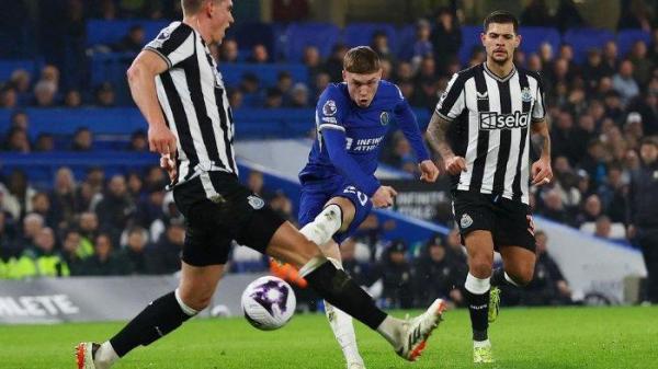 Aksi Cole Palmer (Chelsea) saat menendang bola ke gawang Newcastle United di Liga Inggris 2023/2024, Selasa (12/3/2024).