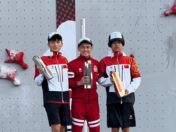 Atlet panjang tebing Indonesia,  Veddriq Leonardo (tengah) berpose setelah menang pada nomor men speed IFSC Climbing Olympic Qualifier Shanghai di Shanghai Urban Park, Sabtu (18/5/2024). <div class=