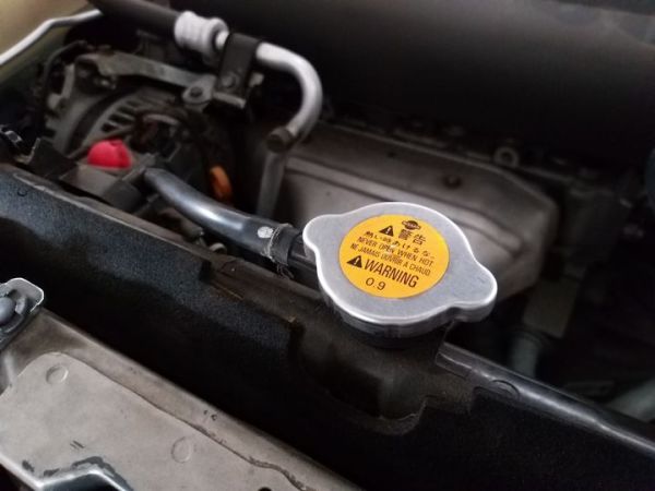 Jangan pernah buka tutup radiator mobil saat masih panas