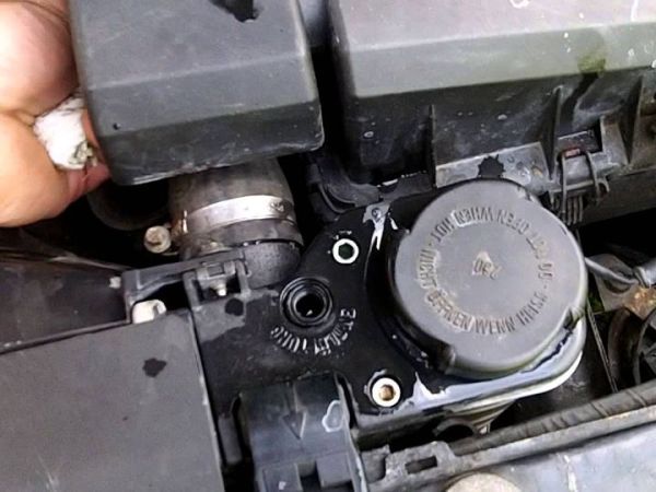 Ilustrasi bleeding radiator pada mobil Eropa