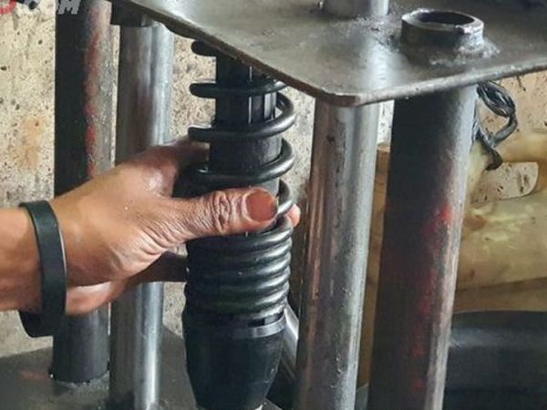 Ilustrasi servis sokbreker belakang bawaan motor