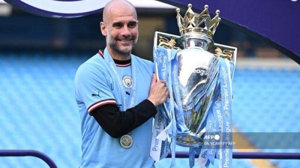 Manajer Spanyol Manchester City Pep Guardiola berpose dengan trofi Liga Premier setelah upacara penyerahan setelah pertandingan sepak bola Liga Premier Inggris antara Manchester City dan Chelsea di Stadion Etihad di Manchester, barat laut Inggris, pada 21 Mei 2023. Manchester City memenangkan Liga Premier League untuk kelima kalinya dalam enam musim pada hari Sabtu, mengambil langkah pertama menuju kemungkinan treble emas trofi saat Arsenal yang berada di posisi kedua kalah 1-0 di Nottingham Forest.