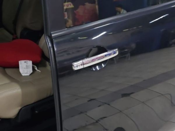 Pintu untuk askes keluar masuk penumpang sudah electric sliding door kiri kanan