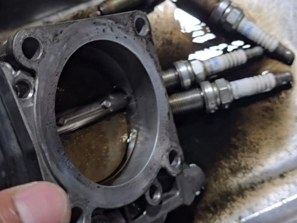 Proses tune up bersihkan busi dan throttle body Serena C26 dari kerak karbon di bengkel Protuning BSD, Tangerang