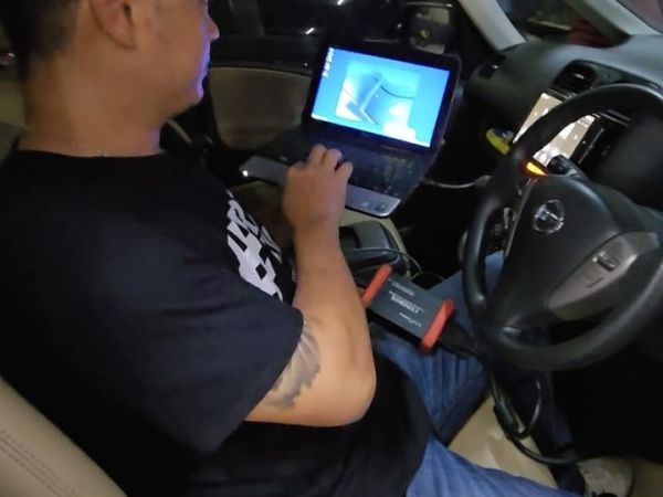 Ferry Titus, punggawa Protuning saat melakukan tuning ECU Nissan Serena C26