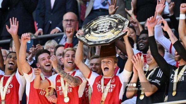 Gelandang Arsenal asal Norwegia Martin Odegaard (Tengah) mengangkat trofi setelah Arsenal memenangkan adu penalti setelah pertandingan sepak bola Community Shield FA Inggris antara Arsenal dan Manchester City di Stadion Wembley, di London, 6 Agustus 2023