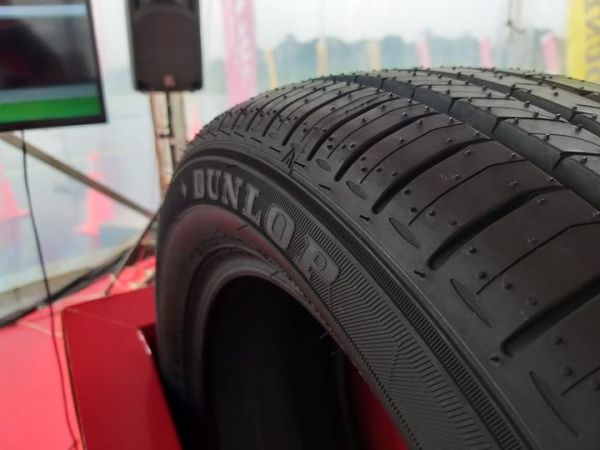 Dalam posisi normal, dinding ban bisa membantu peredaman suspensi mobil.