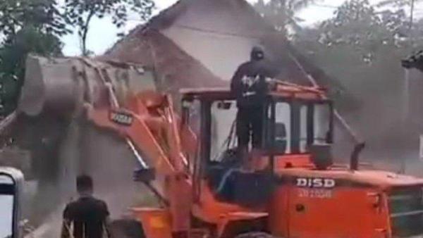 Video anak robohkan rumah ibunya gegara warisan di Malang, Jawa Timur