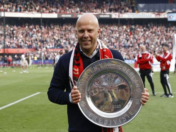 Arne Slot berpose dengan piringan gelar Liga Belanda untuk Feyenoord di Stadion De Kuip, Rotterdam (14/5/2023).