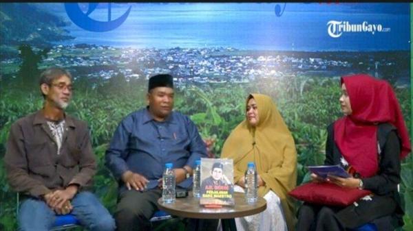 Podcast yang dipandu oleh Presenter TribunGayo.com Intan Mutia menghadirkan tiga narasumber yaitu Najman selaku Wakil Ketau II Majelis Adat Gayo Aceh Tengah Pia Ardiagarini selaku putri dari pencipta lagu Tawar Sedenge AR Moese dan Windi Kurniawan selaku murid dari AR Moese, Senin (20/5/2024)