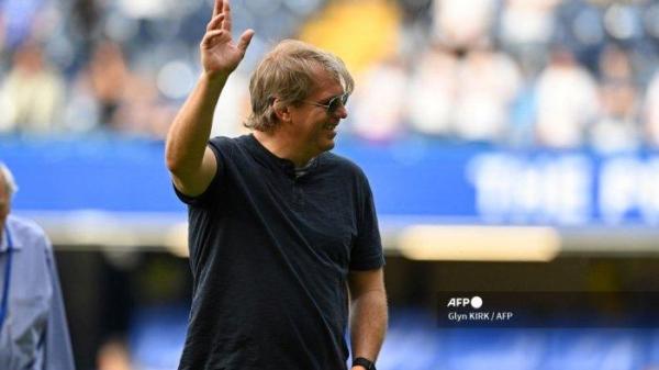 Todd Boehly, datang ke lapangan untuk bergabung dengan putaran kehormatan setelah pertandingan sepak bola Liga Utama Inggris antara Chelsea dan Watford di Stamford Bridge di London pada 22 Mei 2022.