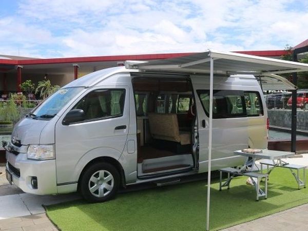 Ilustrasi Toyota Hiace campervan