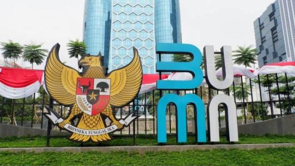 Logo BUMN di depan Kantor Kementerian BUMN.