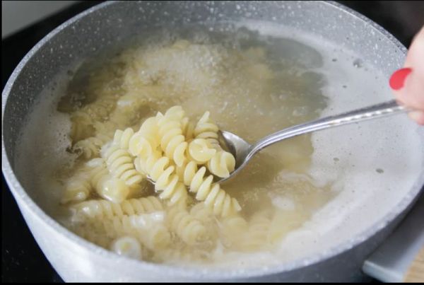 Wanita frustasi pasangan bikin pasta dengan cara nyeleneh.