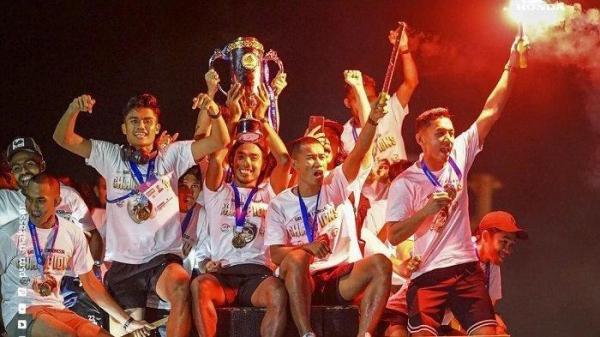 Pemain PSM Makassar saat merayakan juara dengan konvoi membawa trofi