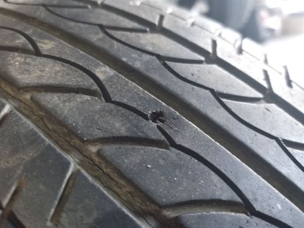 Ilustrasi. Meskipun tapak masih tebal, tapi karet ban kadaluarsa sudah mengeras