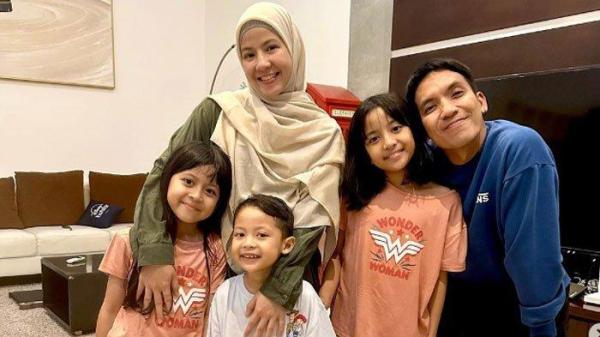 Potret kebersamaan Desta dan Natasha Rizky bersama anak mereka.