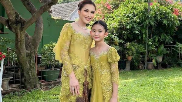 Bilqis Khumairah Razak, anak Ayu Ting Ting, menunjukkan kecerdasannya saat meraih gelar juara pertama dalam lomba di sekolahnya.