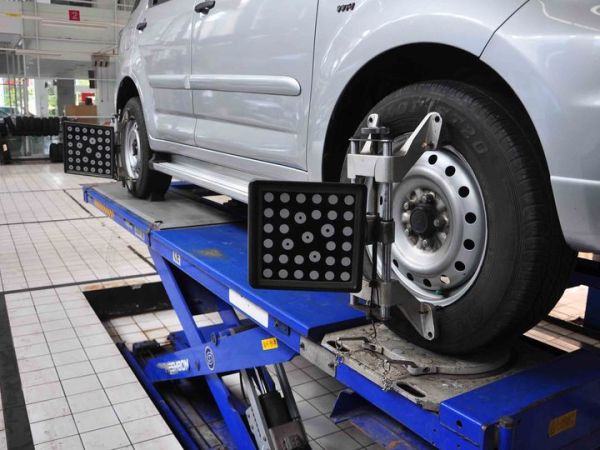 Ilustrasi proses spooring roda mobil agar sudut roda depan kembali lurus