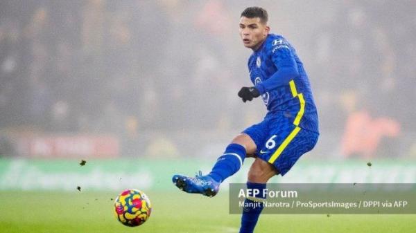 Thiago Silva bek senior Chelsea menggiring bola dalam laga hadapi Wolverhampton Wanderers  19 Desember 2021 lalu.