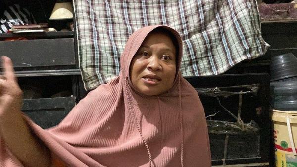 Eti Rahmawati (37) istri dari Rojali yang tewas di bacok pada Kamis (23/5/2024) dini hari saat dijumpai dikediamannya wilayah Gang Pasama, Kota Bogor, Jumat (24/5/2024).