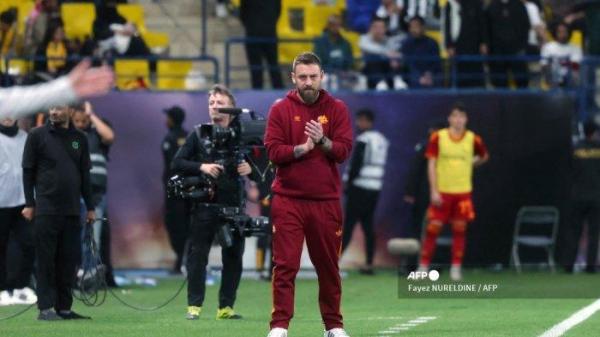 Pelatih AS Roma Daniele De Rossi bertepuk tangan setelah pertandingan sepak bola persahabatan dengan Al-Shabab, di Al-Awwal Park, pada 24 Januari 2024.Fayez NURELDINE / AFP