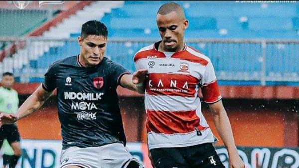 Pemain Persita Tangerang Fergonzi (kiri) berduel dengan bek asing Madura United Cleberson di Stadion Gelora Madura Ratu Pamelingan, Rabu (15/2/2023), laga pekan 25 Liga 1 2022.